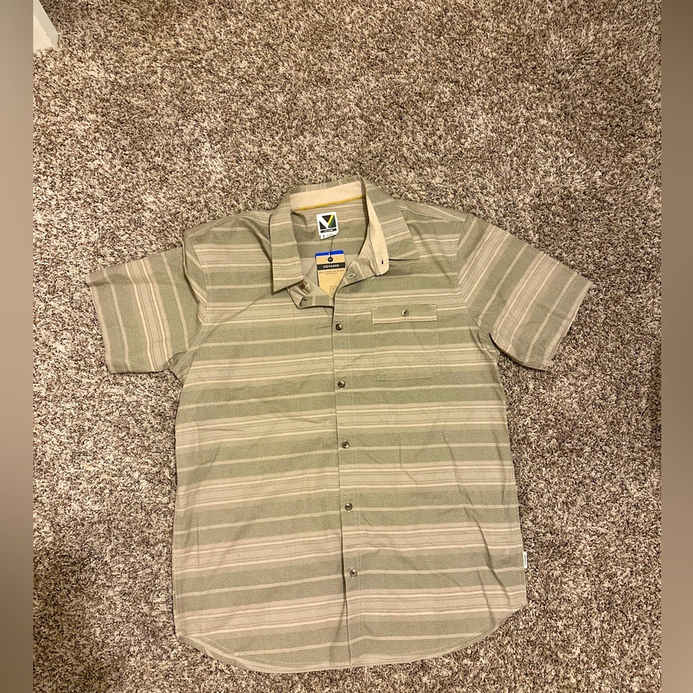 Men’s button down short sleeve shirt. Olive and brown in color. Size large.